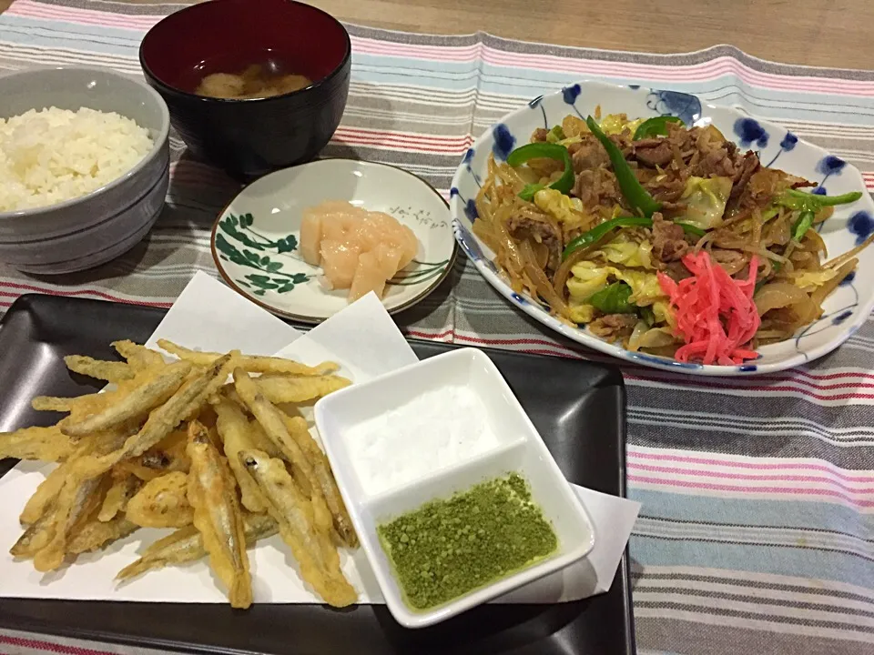 わかさぎ天ぷら抹茶塩添え・帆立の刺身・肉野菜炒め・舞茸の味噌汁〜11/30晩御飯|まーままさん