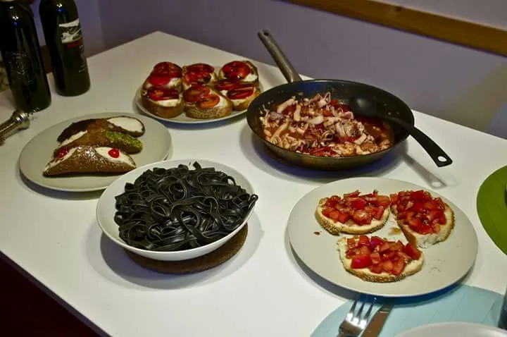 "Another homemade meal from Firenze - Squid ink linguini, bruschetta, caprese on bread, mixed seafood, and cannoli. "|CHUENCHAIさん