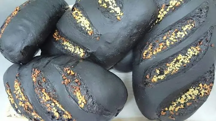 squid ink bread with almonds|CHUENCHAIさん