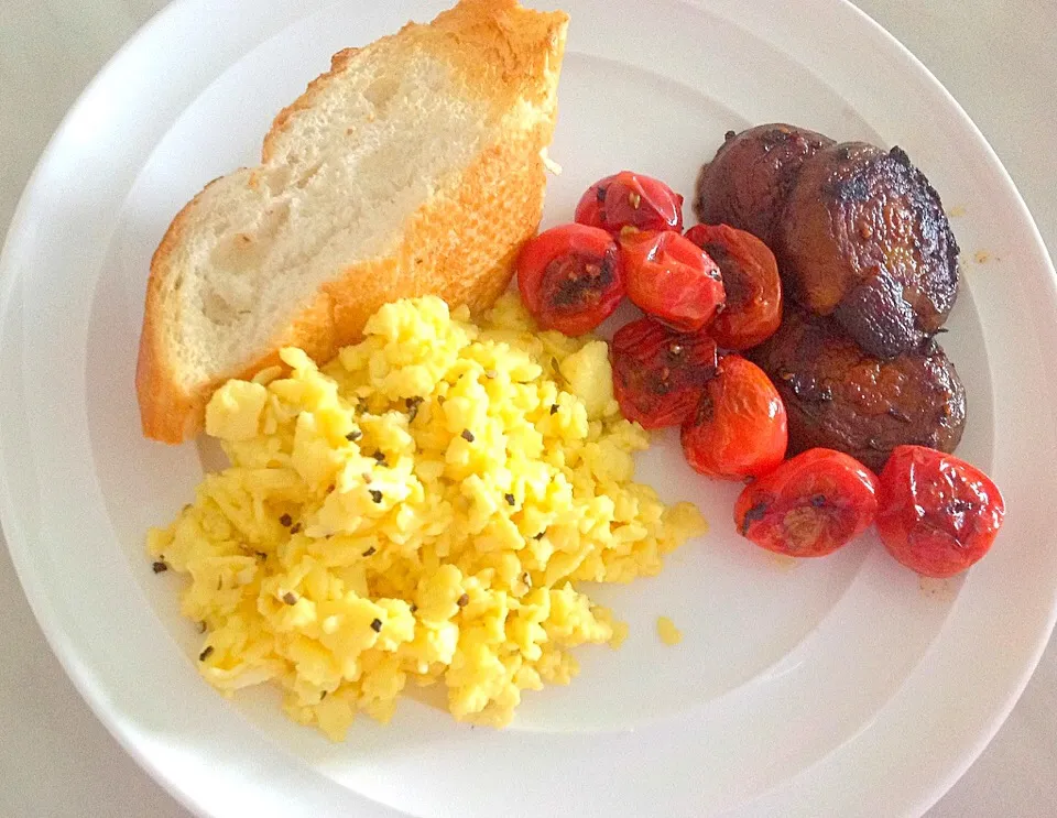 Scrambled Egg with Mushrooms & Cherry Tomatoes|Tari's Kitchenさん