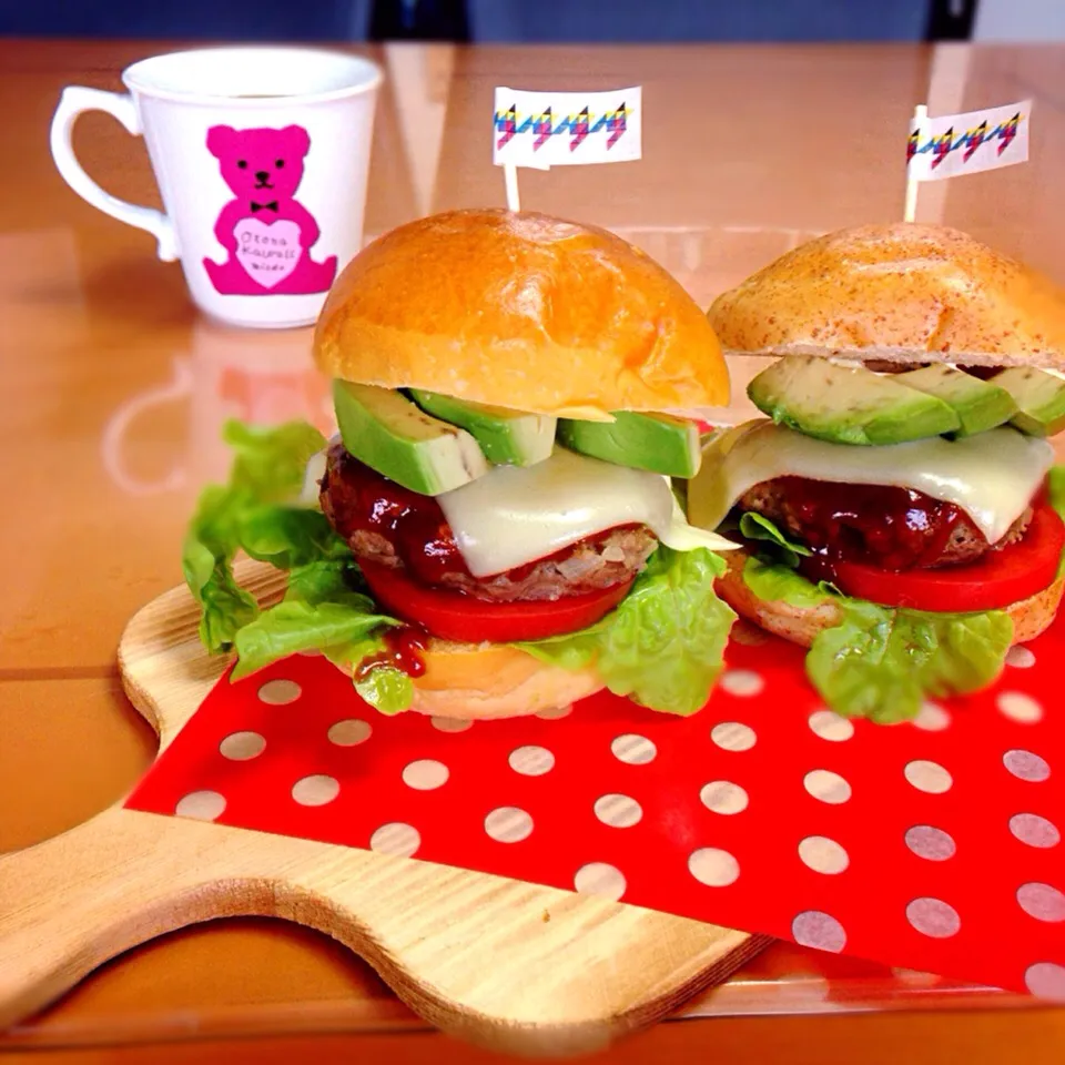 アボカドバーガーで朝食💚|さくらんぼ🍒さん