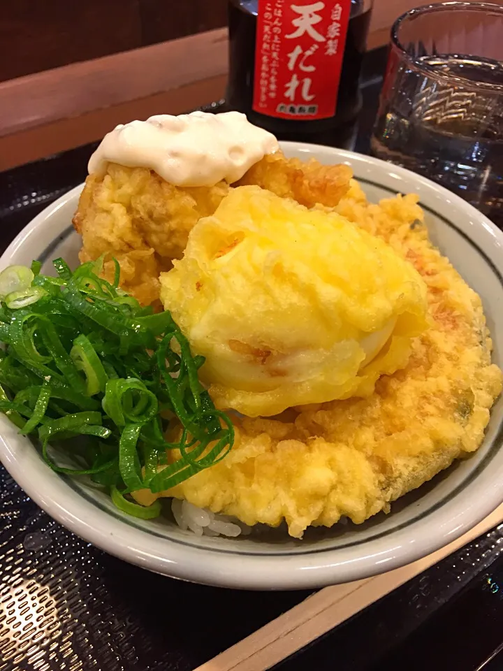 俺の好きなように作る俺天丼。タルタル親子天丼 with かぼ天、みたいな。|liccaさん