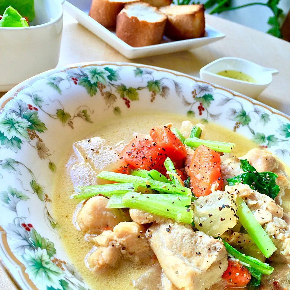 Snapdishの料理写真:Chicken and soy milk cream stew 水曜おにっちカフェのチキンと豆乳の煮込み！
具沢山で温まる〜＼(^o^)／ #cflat #cafe #OSAKA|心斎橋  C Flat Cafeさん