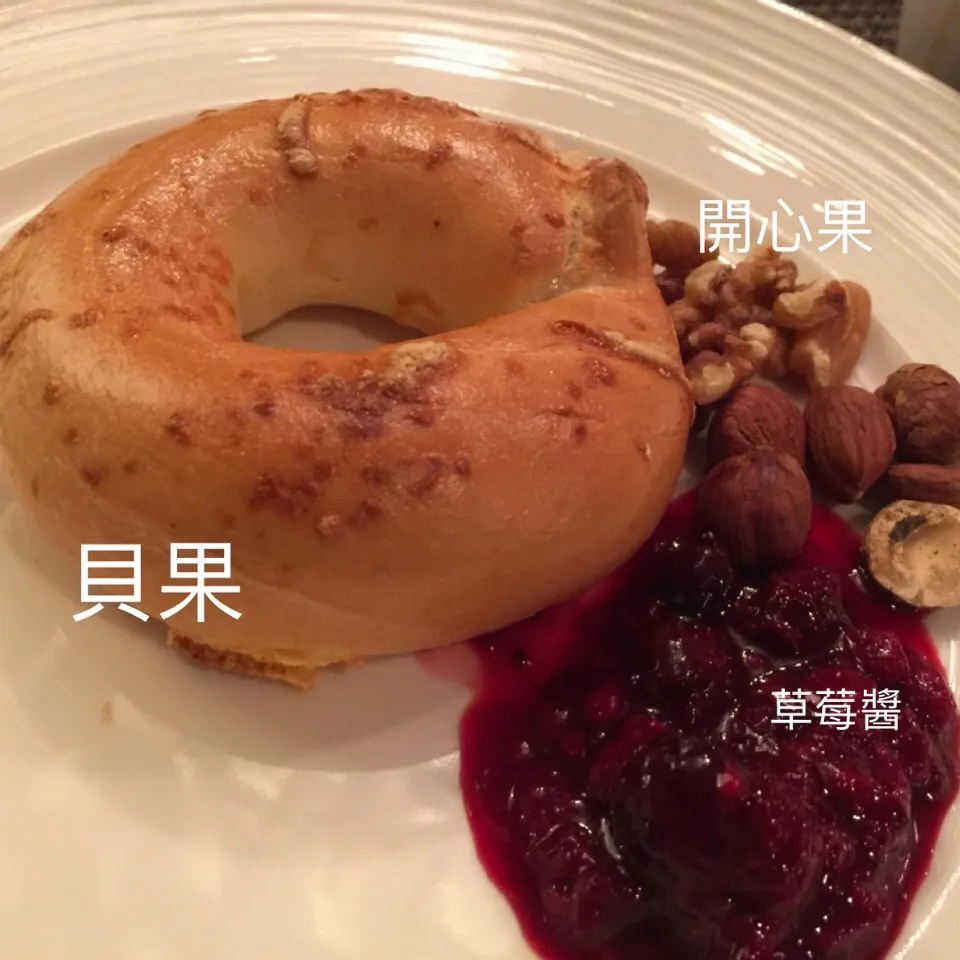 Snapdishの料理写真:貝果、草莓醬、開心果|手牽手一起過好日子。さん