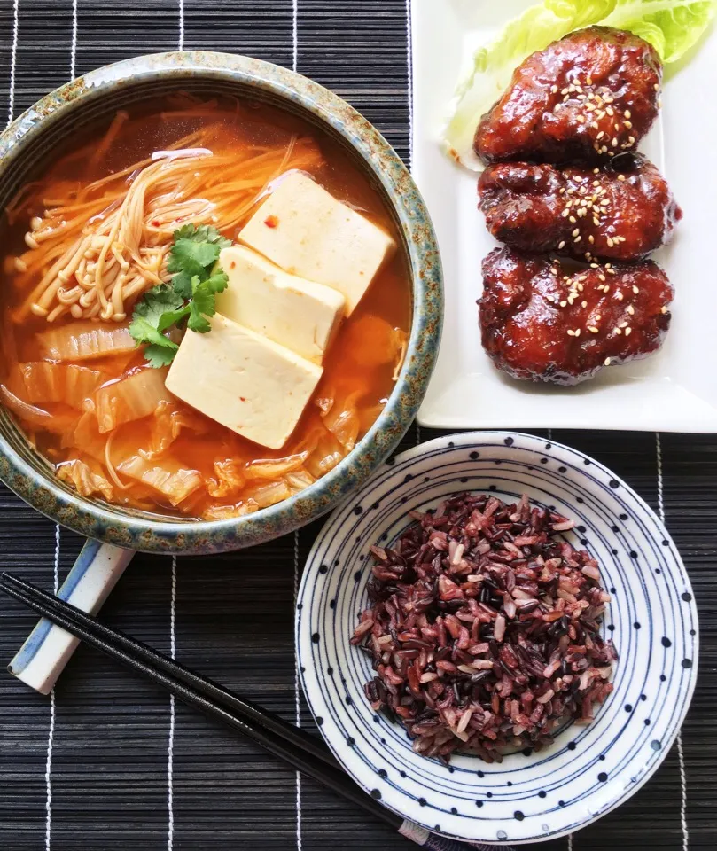 Lunch of Kimchijigae(kimchi stew), Yangnyeom pork(pork in sweet & spicy sticky sauce), mixed grain rice|coxiella24さん