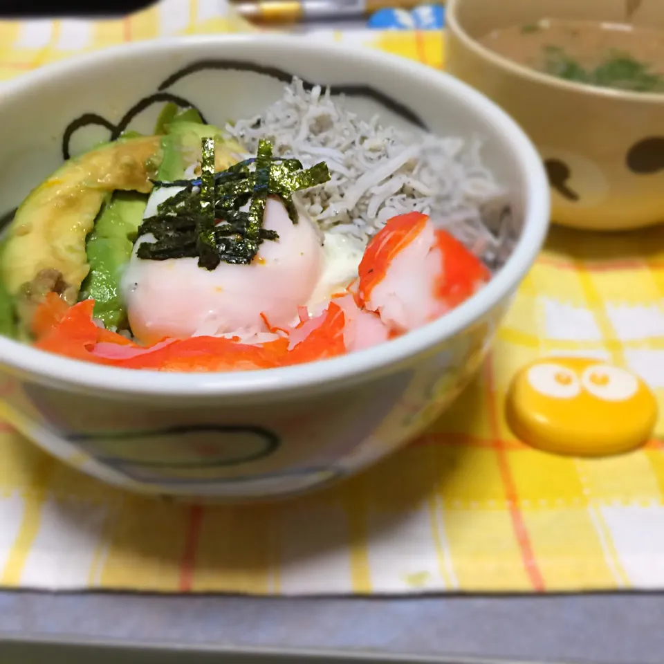 Snapdishの料理写真:アボカド、カニカマ、しらす、半熟卵をご飯にのせた丼⭐️わさび醤油で⭐️
簡単だけど美味しすぎてビックリ🎉|きいこさん