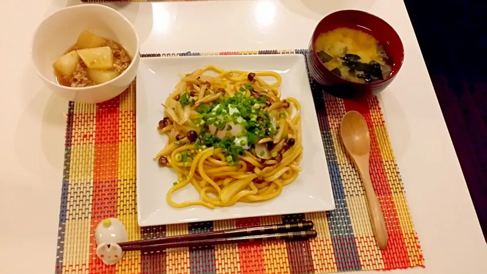 今日の夕食　焼きうどん、かぶのそぼろ煮、じゃがいもとわかめの味噌汁|pinknari🐰🌈さん