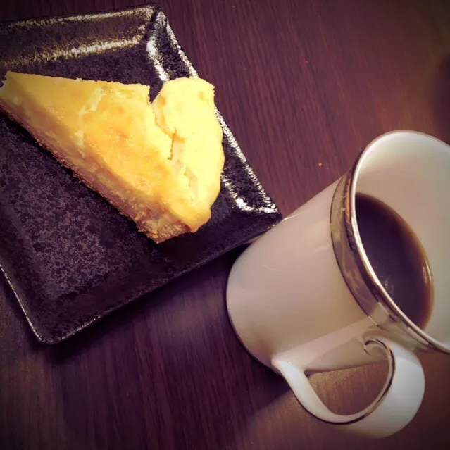 Snapdishの料理写真:食後のコーヒータイム♬割れたチーズケーキと共に|なみさん