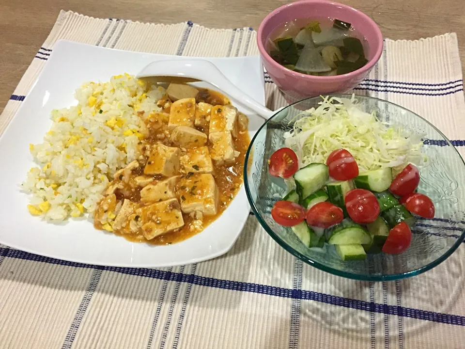 Snapdishの料理写真:麻婆炒飯・ミニトマトとキュウリのサラダ・大根と玉ねぎ小松菜の和風スープ|まーままさん