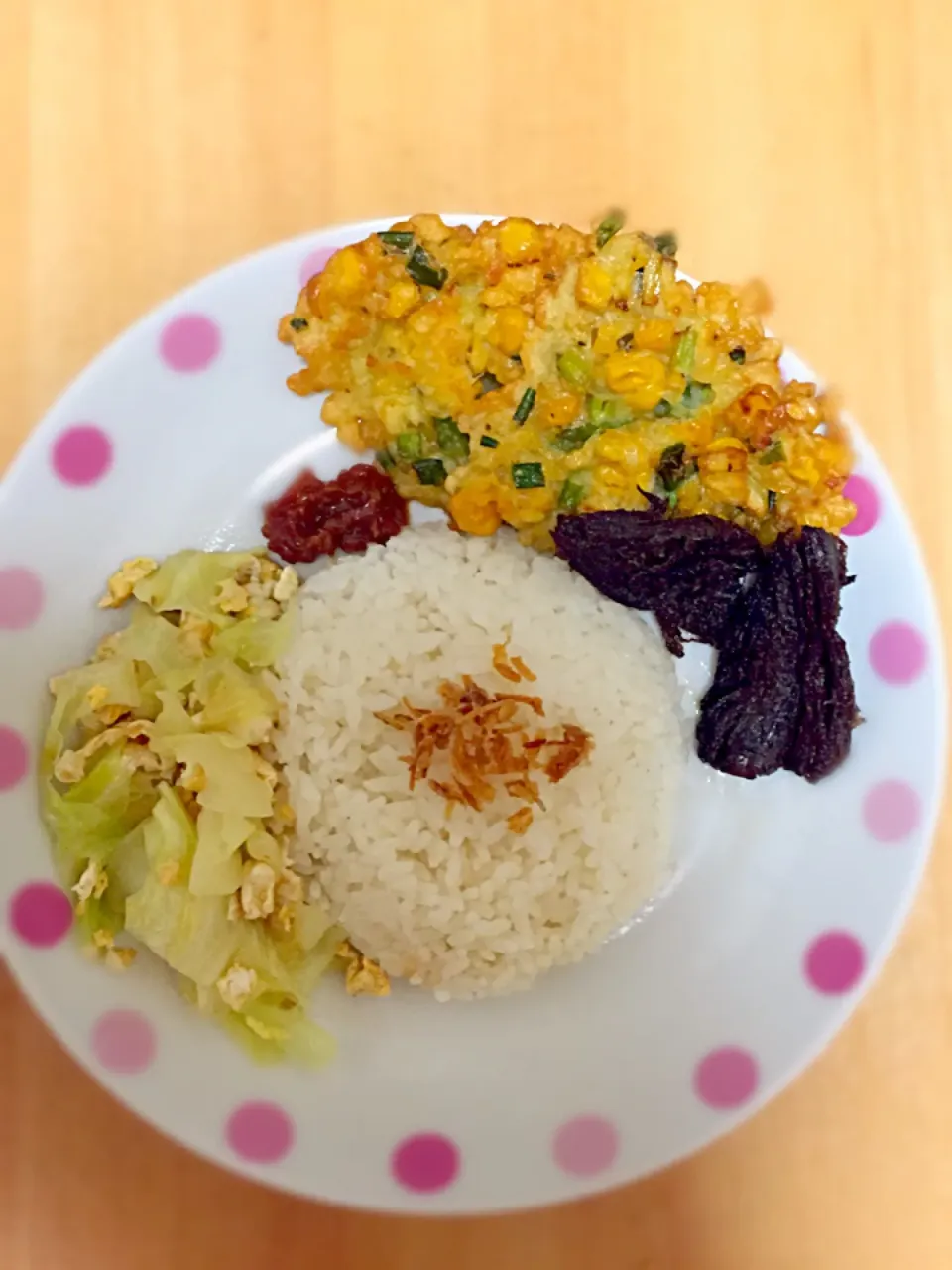 Indonesian dish - coconut milk rice, fried shallots, sweet fried beef, cabbage with egg, shrimp paste chili sauce|Fa Dhil Lahさん