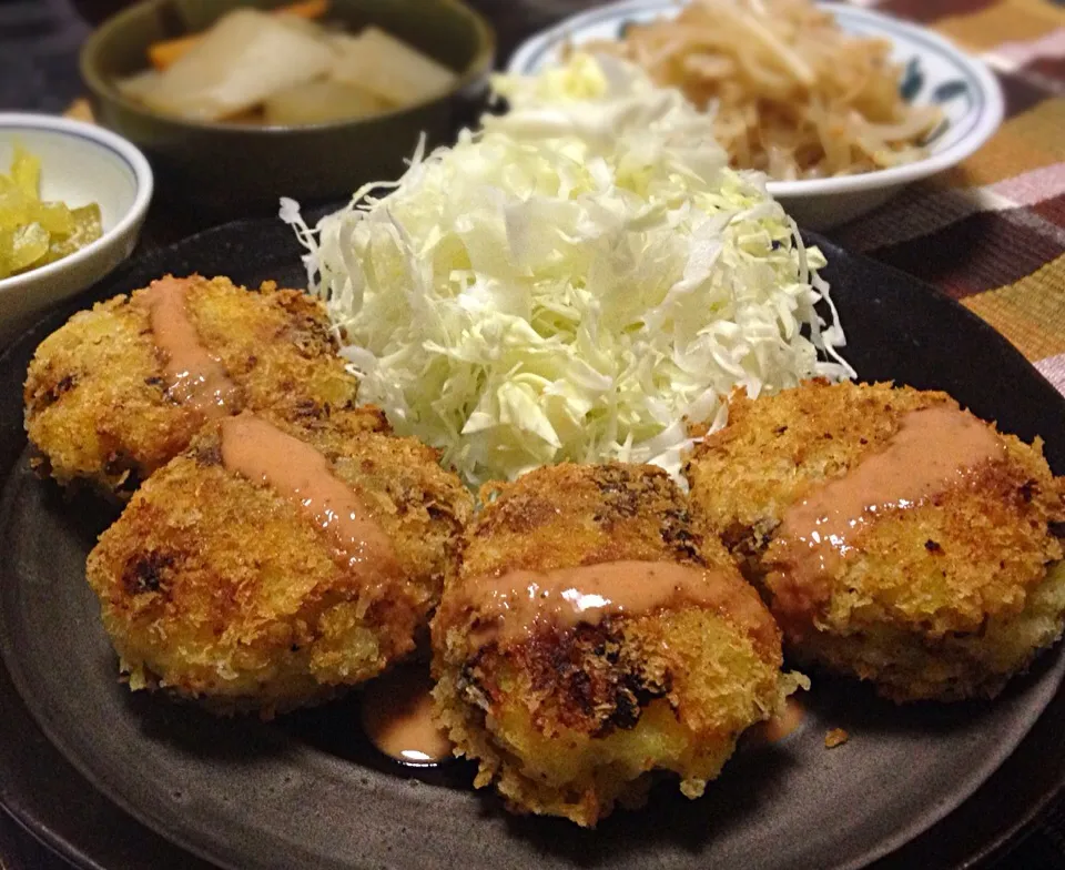 晩ごはん レトルト牛丼の具入りコロッケ もやしのピリ辛ナムル 根菜の煮物 青トマトのカレーピクルス もやしスープ|ぽんたさん