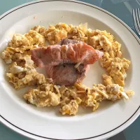 pan fried salmon with scrambled eggs|Natalia Wigunoさん