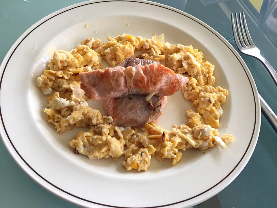 pan fried salmon with scrambled eggs|Natalia Wigunoさん