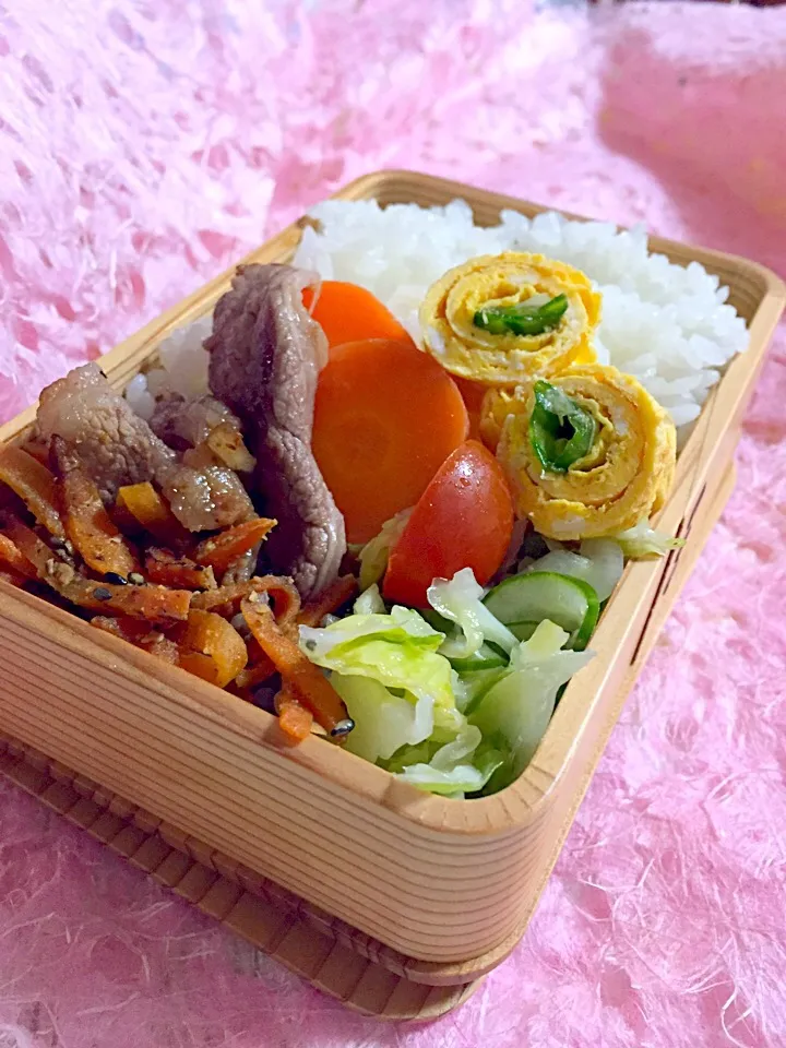 Snapdishの料理写真:焼肉お弁当。人参の胡麻和え。レタスのマリネ。ピーマンの薄焼き玉子巻き。|Kumi_loveさん