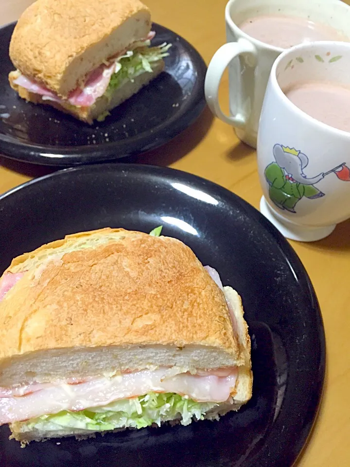 そして朝ごパン🎵朝焼きゴマ食パンでベーコンサンド(o尸''▽'')o尸゛ﾌﾚｰﾌﾚｰ|さくたえさん