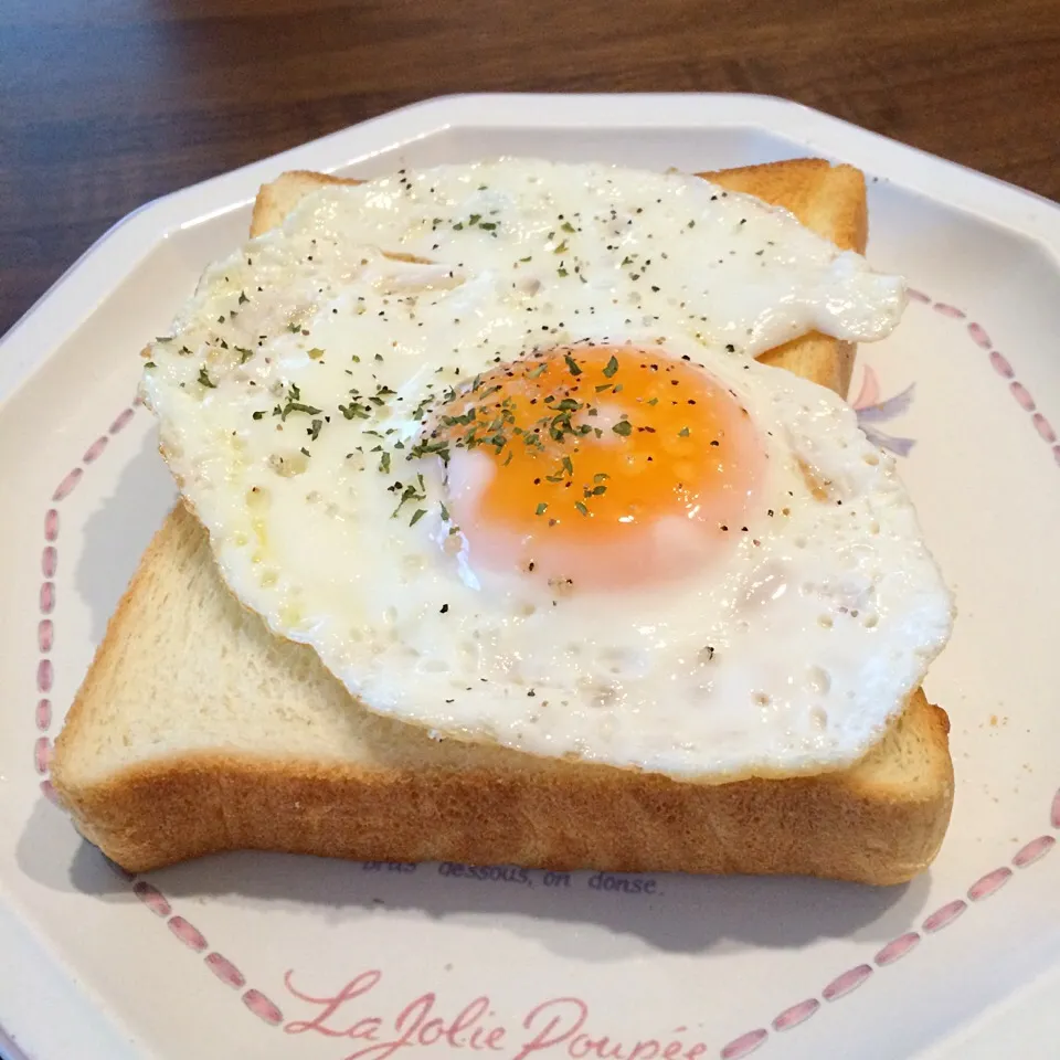 目玉焼きトースト✨🍳|まきんすぱん///さん