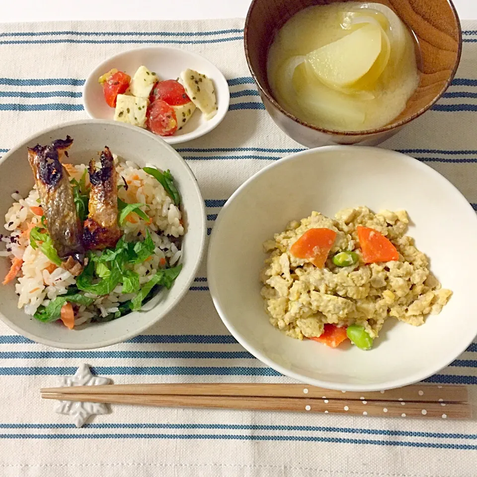 焼き魚香りごはん・炒り豆腐・カプレーゼ・お味噌汁(ジャガイモ×玉ねぎ)|Accaさん