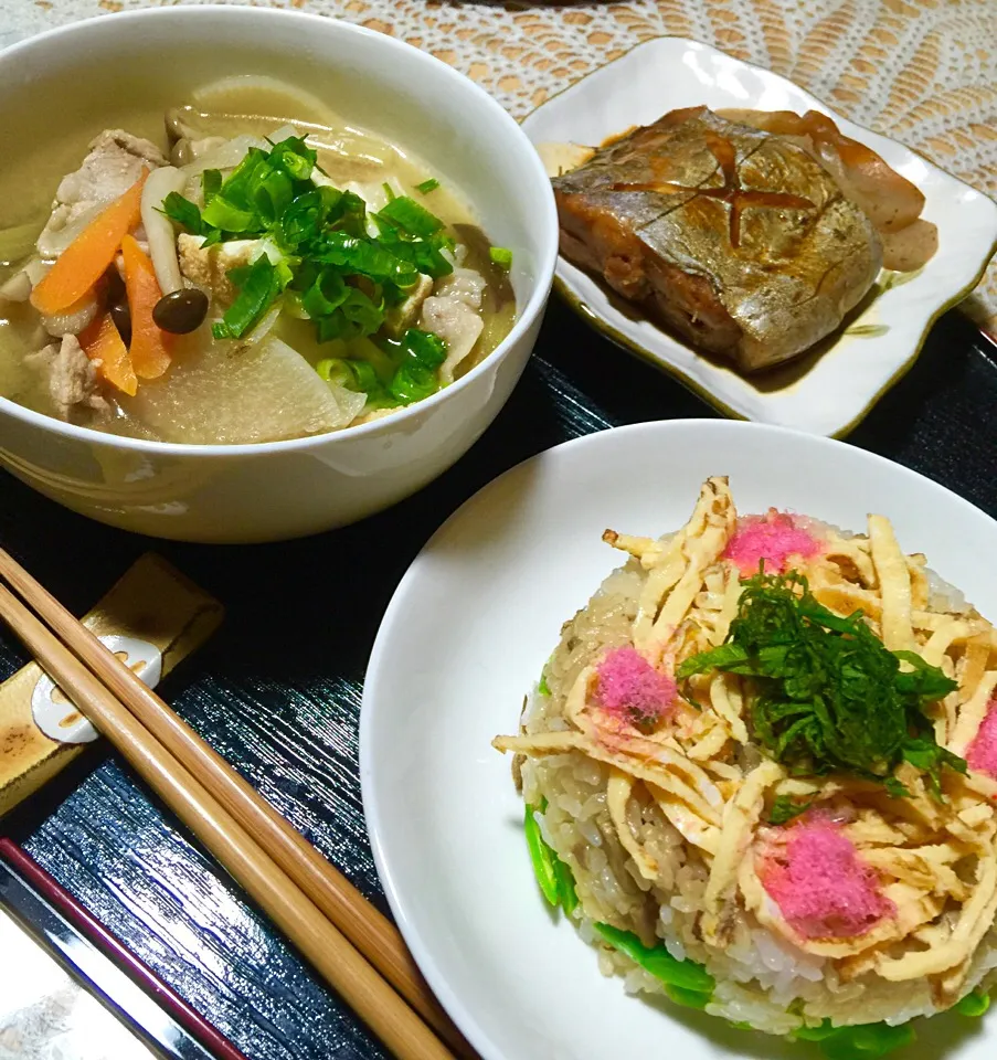 Snapdishの料理写真:豚汁、混ぜご飯、煮魚の晩ご飯😋|keikoさん