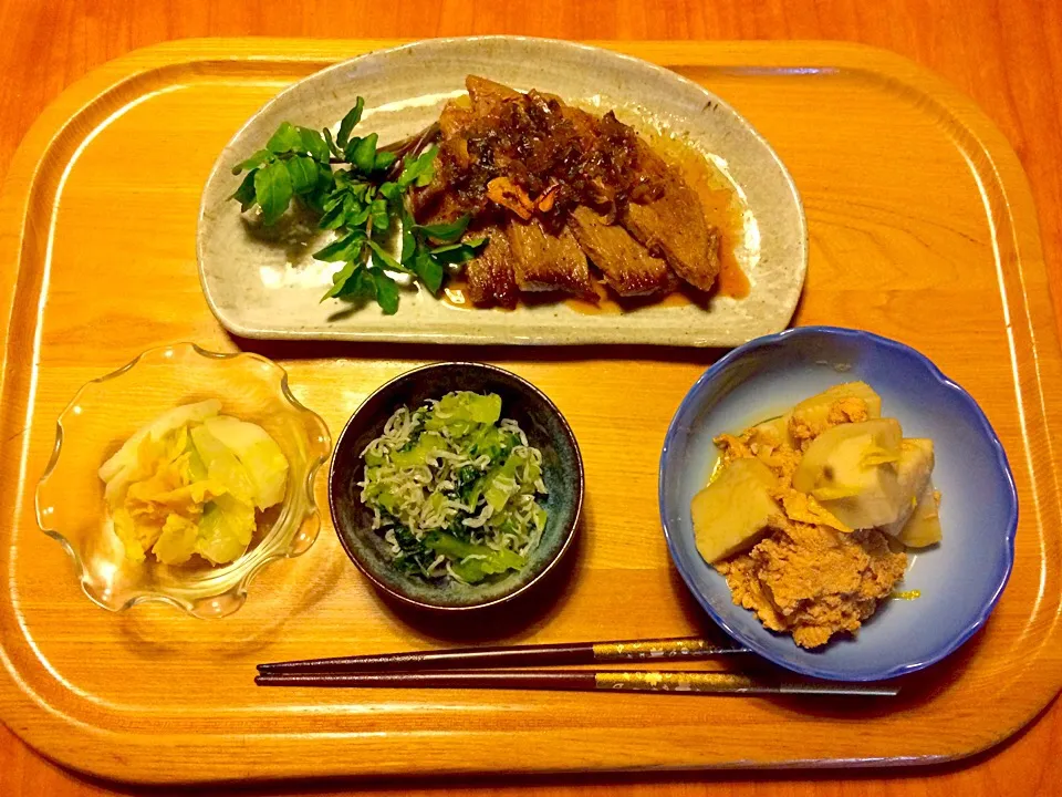 ステーキは和風シャリアピンソース里芋と生たらこの煮物、白菜漬、野沢菜のちりめんじゃこ和え|yuyusuzuさん