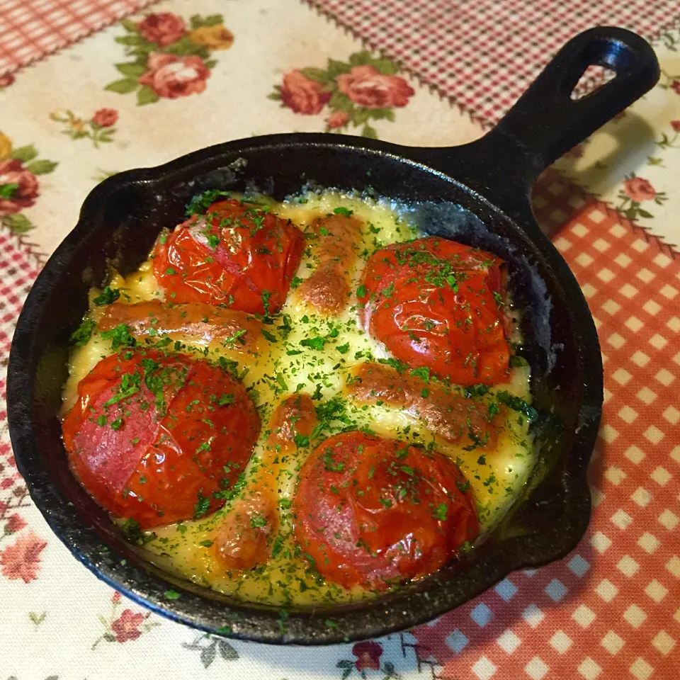 ロッジのミニチュアスキレットdeミニトマトのチーズ焼き🍳|＊ゆみしぼり＊さん