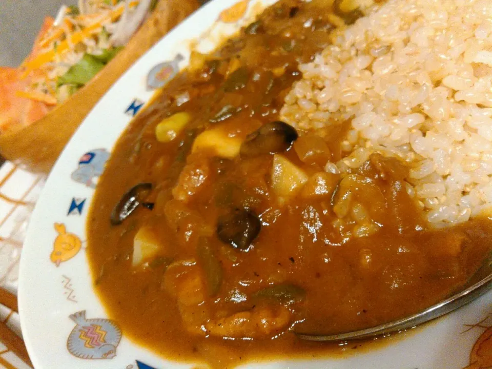 野菜カレー😋玉ねぎとピーマンをじっくり炒めて。黒豆入れてじっくり煮込んで。あっさり旨い👍
玄米ご飯で腹持ちも栄養もUP。|shoconicさん