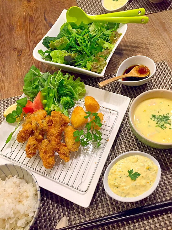 今日はカキフライ、ポテトとベーコン入りコーンスープ🌽菜の花と数種の葉っぱのサラダ🌿🍃🍀|まみりんごさん