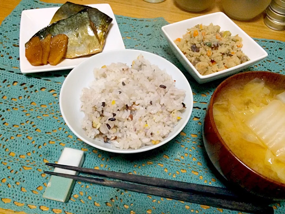 Snapdishの料理写真:晩ごはん★鯖の醤油煮、卯の花、みそ汁、十穀ごはん|ハルさん