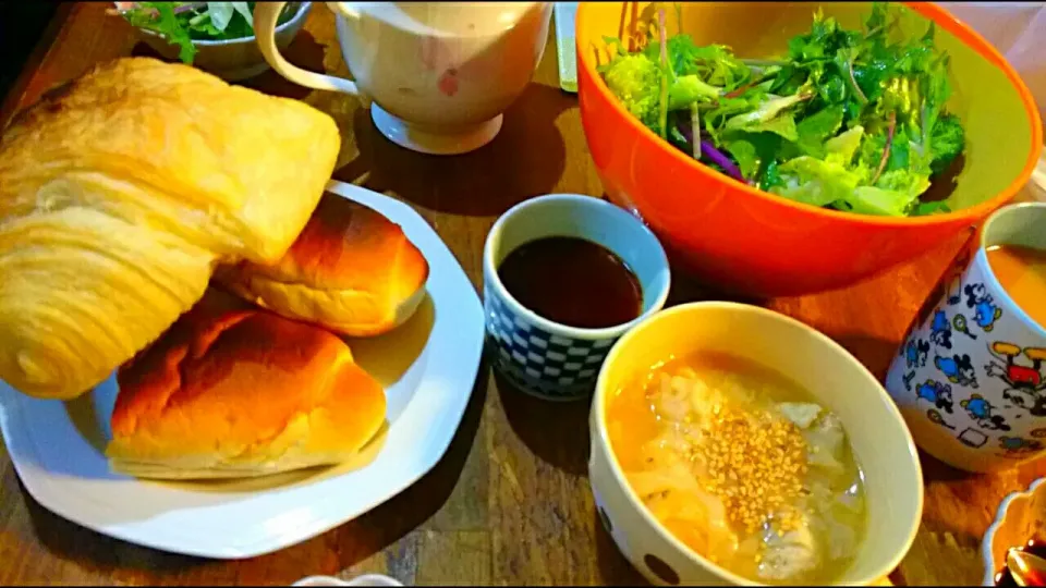 Snapdishの料理写真:今日の朝ご飯💛
シェルパン＆甘納豆パン(きらむぎ様)🍞
ワンタンスープ💗
温サラダ💚
胡麻プリン🍮 ミルクティ✨|メイメイda.さん