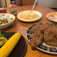 Snapdishの料理写真:Smothered steak, potatoes, salad and vegetables. Perfect dinner for the rainy weather!|Danteさん