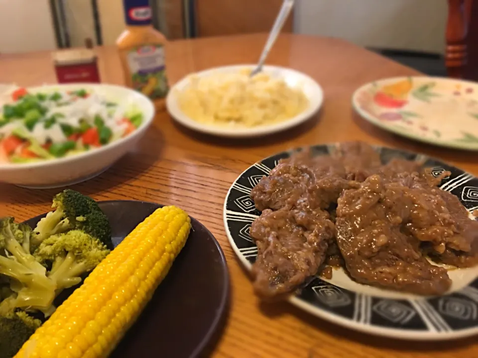 Snapdishの料理写真:Smothered steak, potatoes, salad and vegetables. Perfect dinner for the rainy weather!|Danteさん