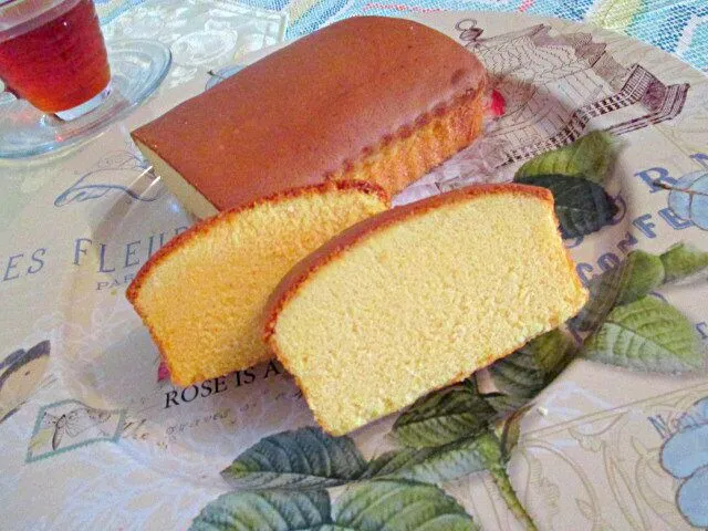 Snapdishの料理写真:簡単しっとり!地味マンゴーケーキ。使い捨てアルミ型のホットケーキミックスで😚|ふかرさん