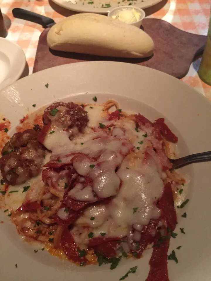 Late dinner Baked Pepperoni Spaghetti #spaghettiandmeatballs #bakedpepperonispaghetti #garlicbutter|Richard Thompsonさん