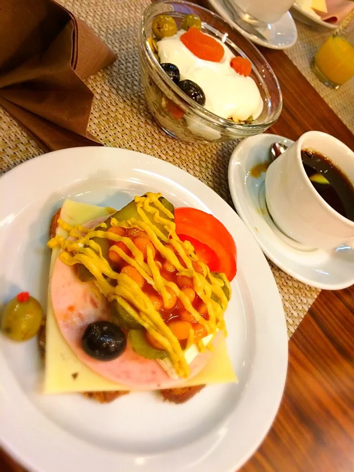 旅行先の苦悶が浮かぶチョイスな食材(^◇^;)|佐野未起さん