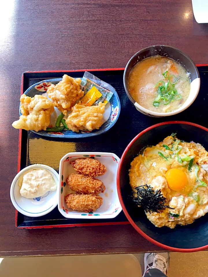 今日も仕事後の遅めのランチ「ザめしや」にて
たまご丼＋たまごトッピング
カキフライ
鷄天: 柔らかくて美味しい
冬季限定/: かす汁|takamuraさん