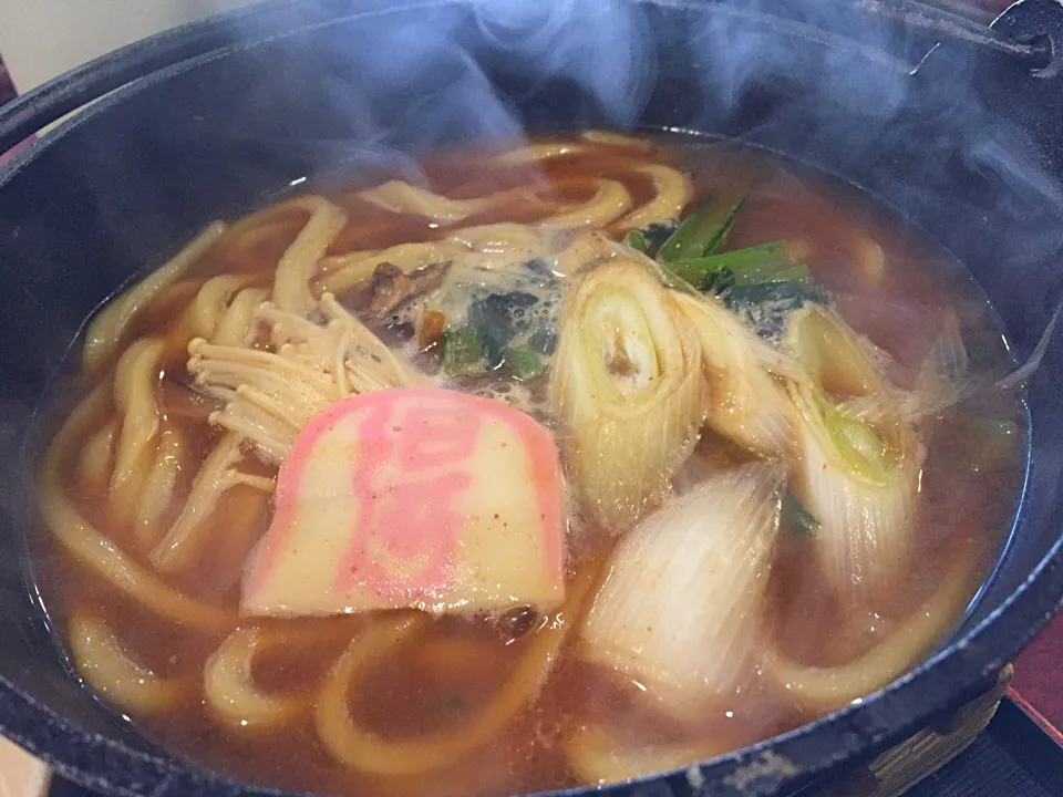 滋賀に来ても味噌煮込みうどんを見たら名古屋生まれのDNAが騒いでしまいますわ🍜
でも、具材は牛肉やらゴボウやら大根に人参と、まるでけんちん汁でしたわ👀|にゃあ（芸名）さん