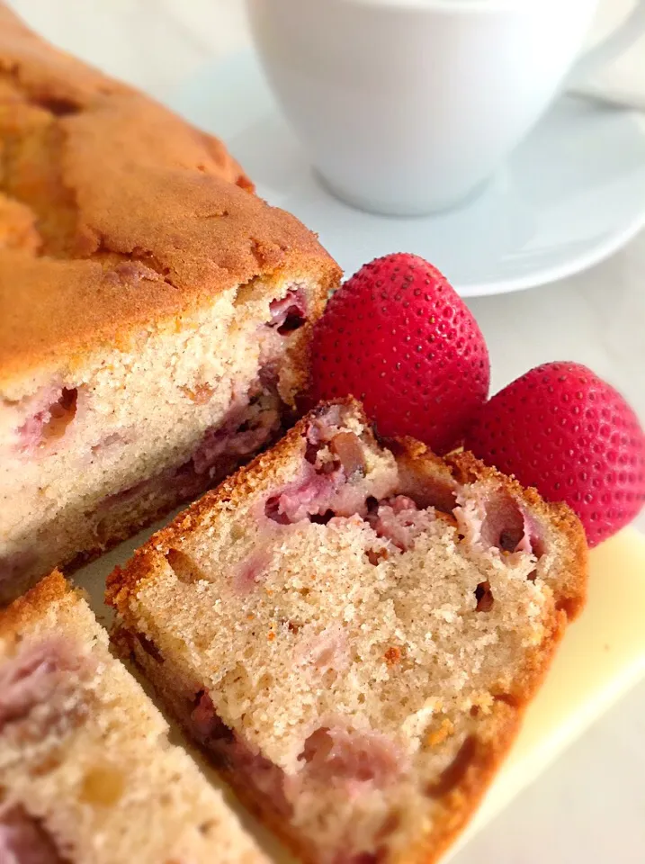 Strawberries Bread - but I think it's kind of pound cake instead of bread.|Tari's Kitchenさん