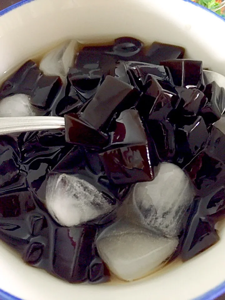 Bought a pack of Grass Jelly at nearest supermarket. Cut into small pieces mix it with homemade Pandan sugar liquid and grab some ice cubes so cooling...! 😋|Tari's Kitchenさん