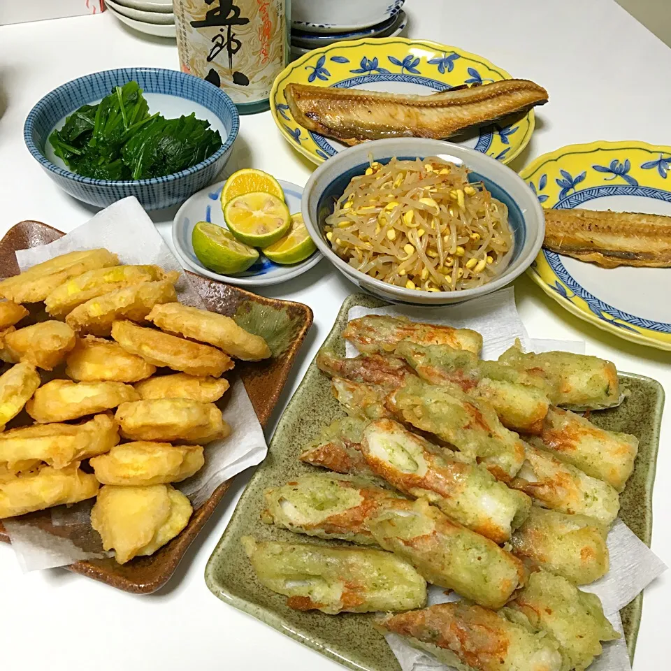 Snapdishの料理写真:お芋とちくわの天麩羅たくさん、ほっけ焼いたの、豆もやしナムル、ほうれん草、にごり酒五郎八♡|しーさん