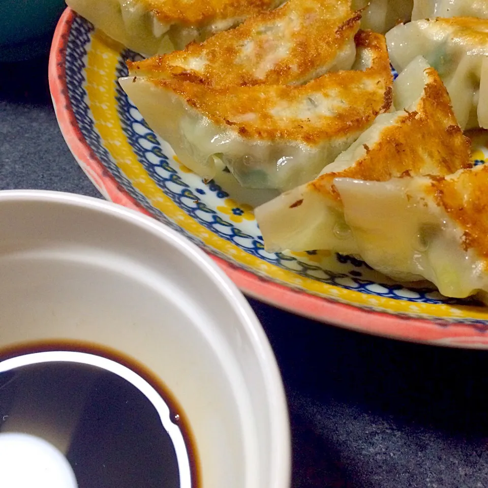 行者にんにく醤油🌱で食べる手作り餃子|ばん。さん