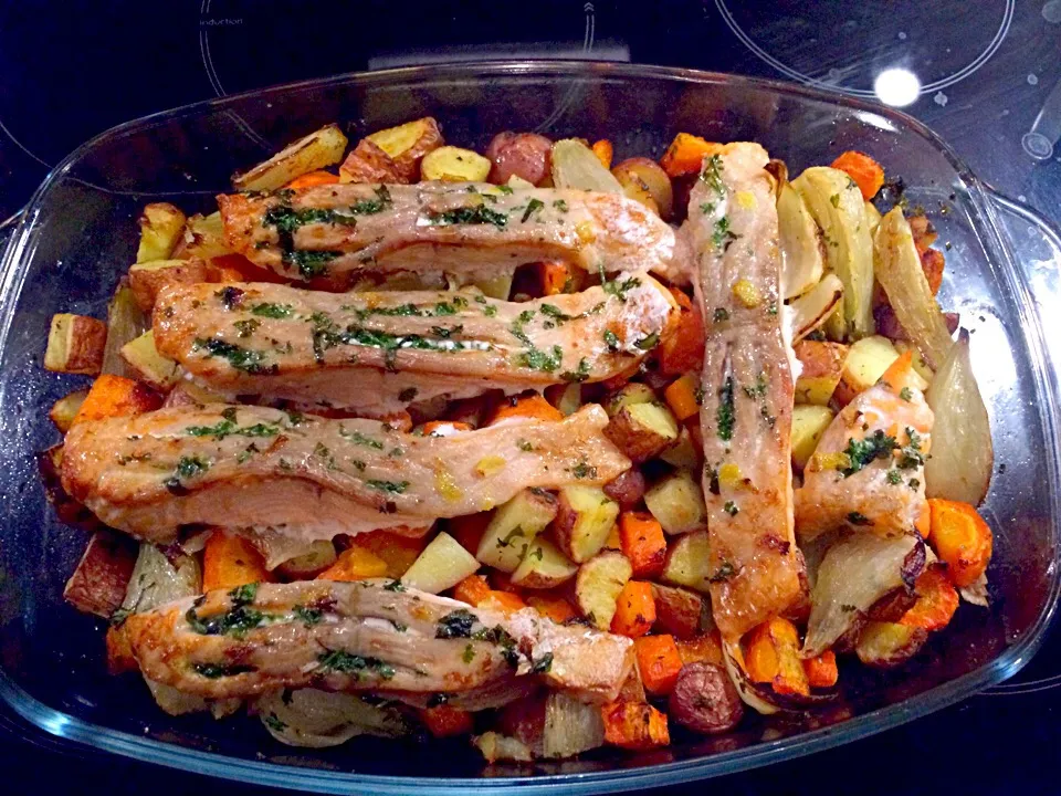 Oven Baked Salmon with Mint, Parsley and red potato, carrot & fennel|anoeschka hiralalさん