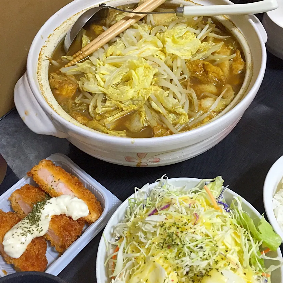 今日の晩ご飯は、きりたんぽカレー鍋、キャベツサラダ、お惣菜の海老カツフライ。|ゆえさん