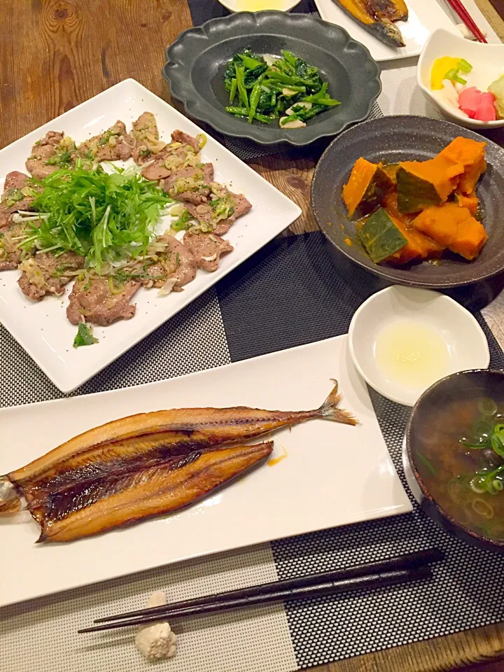 今日はヘルシー和食🍚秋刀魚の開き🐟ネギタン塩、かぼちゃの煮物、ツルムラサキのガーリック炒め🌿お漬物、シジミのお味噌汁💛|まみりんごさん