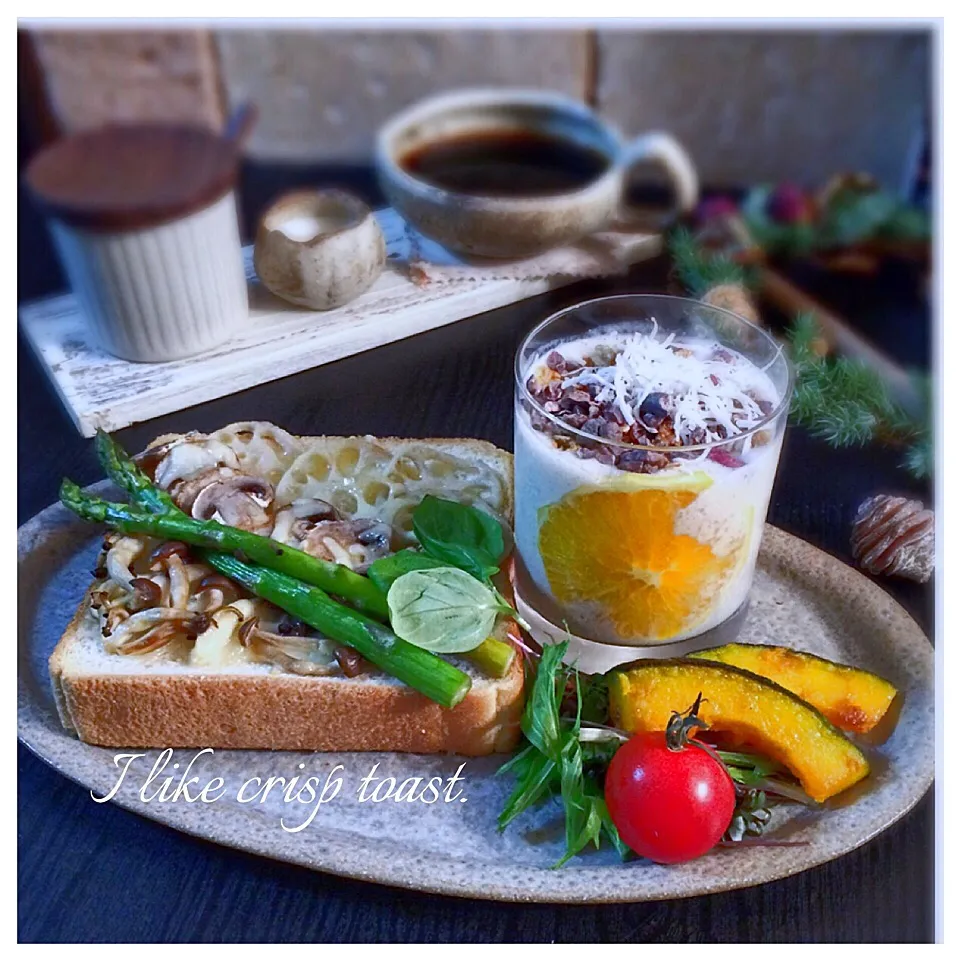 今日の朝ごパン レンコンとマッシュルームのチーズトーストとスムージー🍊|Naoさん