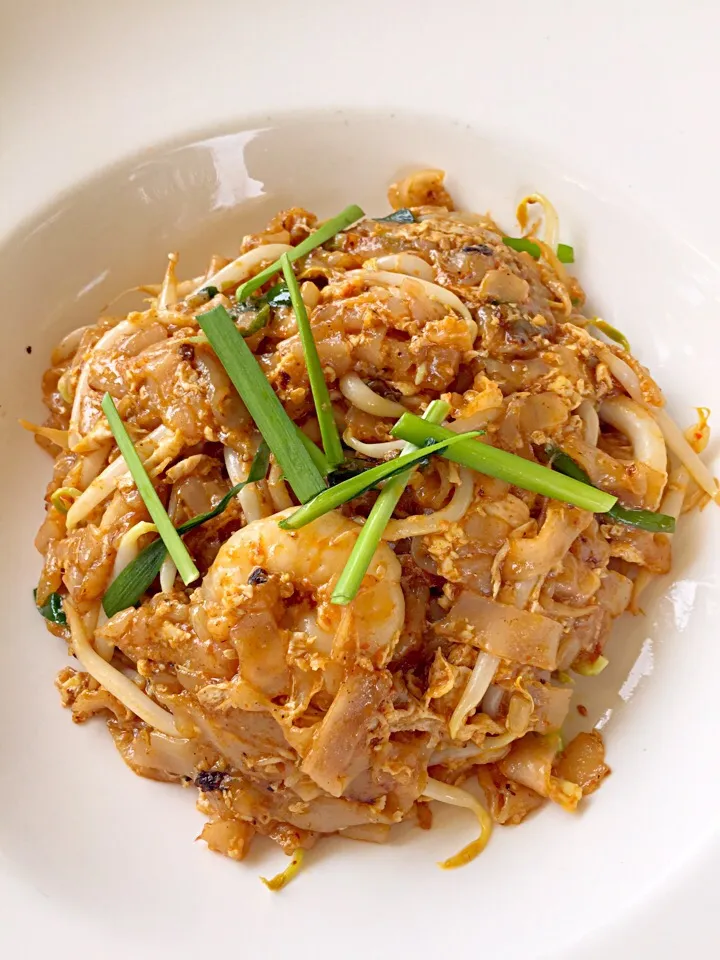 "Char Koay Teow", fried flat noodle with shrimp, bean sprouts & egg.|Phillis L Boedigheimerさん