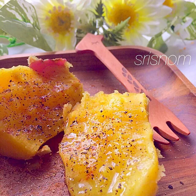 Snapdishの料理写真:みちゃこちゃんの Coconut oil on steamed sweet potato with favorite spices(cardamon, black pepper)/蒸したサツマイモにココナッツオイル、お好みスパイス添え(カルダモン、黒胡椒)|なおさん