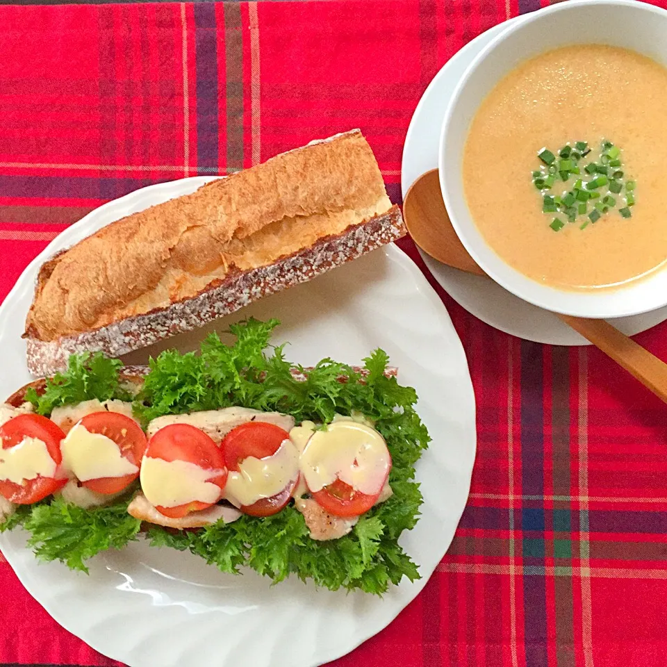 Snapdishの料理写真:炙った米ハムと、その脂でグリルしたチキン、ワサビ菜、トマトのサンドウィッチ。
そしてニンジンと豆乳のポタージュ。
隠し味は…米ハムの脂、で焼いた鶏肉、のフライパン、の底！
美味しくて、フライパンまできれいになる…完璧。|rina matsunagaさん