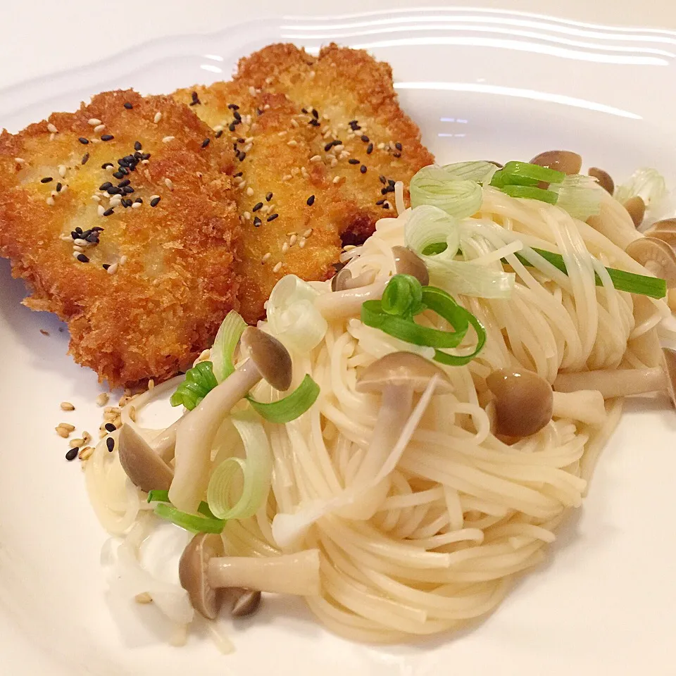 Sesame and panko crusted pork chop served with somen and shimeji mushrooms|12Dragonさん