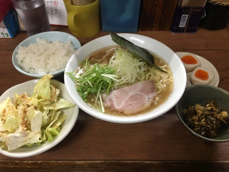 あご塩らーめん(味の濃さ:濃い、あぶらの量:多い、麺の硬さ:普通)＋〔トッピング〕味付玉子＋キャベチャー＋カラシタカナ＋ライス|マロさん