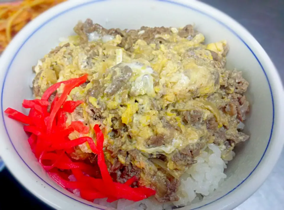 今日は牛玉丼…？|metroさん