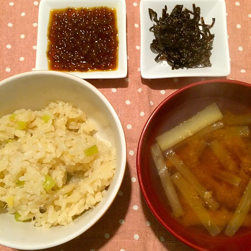 Snapdishの料理写真:長ネギとしめじと生姜とカブの葉っぱの炊き込み御飯、大根の味噌汁、いくらしょうゆ漬け、ししゃもキクラゲ。
冷蔵庫整理ごはん。|Snack PIYOさん